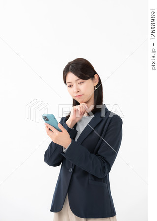 女性　スマートフォン　スマホ　悩み 126989891