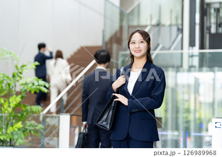 オフィスで働く若いビジネスウーマン 撮影協力:スカパー東京メディアセンター オフィスで働く若いビジネスウーマン 撮影協力:スカパー東京メディアセンター 126989968
