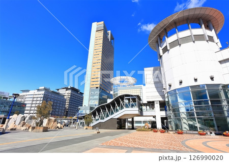 【香川県】晴天のサンポート高松と高松駅前広場 126990020