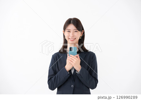 女性　スマートフォン　スマホ　笑顔 126990289