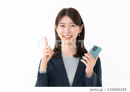 女性　スマートフォン　スマホ　笑顔 126990295