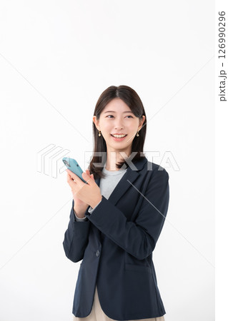 女性　スマートフォン　スマホ　笑顔 126990296