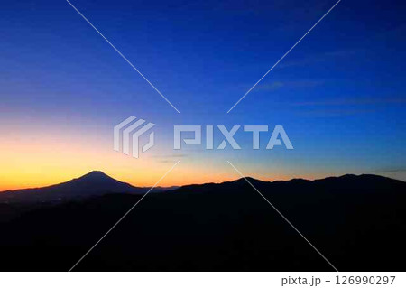 大山から見る夕暮れの富士山と丹沢山地 大山から見る夕暮れの富士山と丹沢山地 126990297