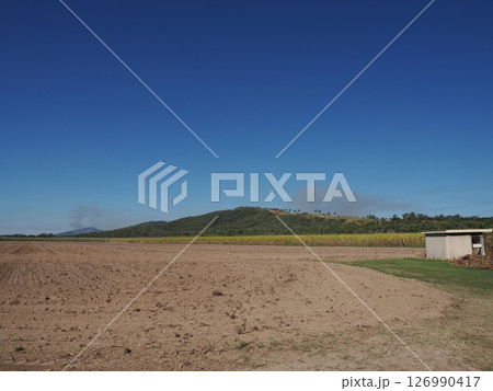 畑のある風景　森林からは火災の煙？　オーストラリアのカーマイラ 126990417