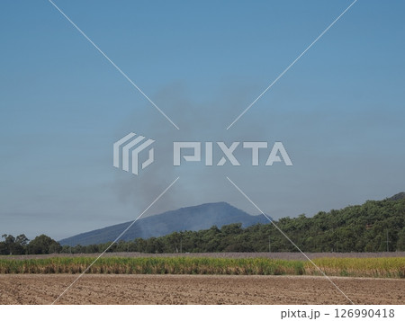 畑のある風景　森林からは火災の煙？　オーストラリアのカーマイラ 126990418