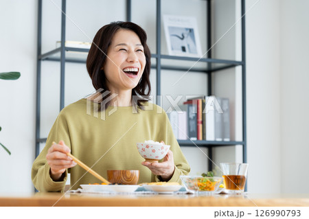 食事をするミドルの女性 食事をするミドルの女性 126990793