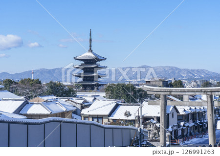 高台寺近くから八坂の塔と京都の雪景色を眺める 高台寺近くから八坂の塔と京都の雪景色を眺める 126991263
