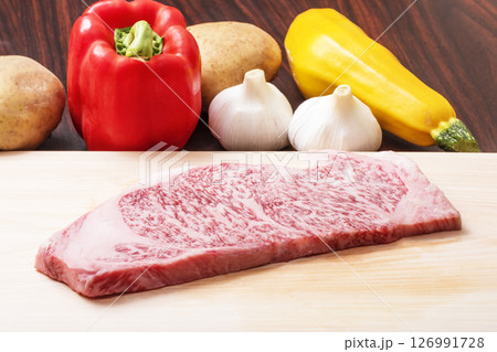 まな板の上の新鮮な生の牛肉　和牛ステーキ　ステーキ肉　サーロインステーキ　イメージ素材 126991728