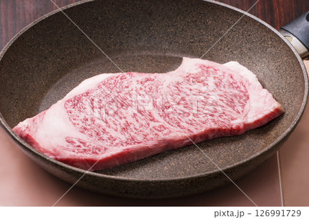 フライパンで焼く牛肉 和牛ステーキ 霜降りステーキ肉 サーロインステーキ イメージ素材 フライパンで焼く牛肉 和牛ステーキ 霜降りステーキ肉 サーロインステーキ イメージ素材 126991729
