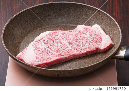 フライパンで焼く牛肉 和牛ステーキ 霜降りステーキ肉 サーロインステーキ イメージ素材 フライパンで焼く牛肉 和牛ステーキ 霜降りステーキ肉 サーロインステーキ イメージ素材 126991730