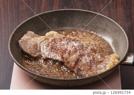 フライパンで焼く牛肉 和牛ステーキ 霜降りステーキ肉 サーロインステーキ イメージ素材 フライパンで焼く牛肉 和牛ステーキ 霜降りステーキ肉 サーロインステーキ イメージ素材 126991734