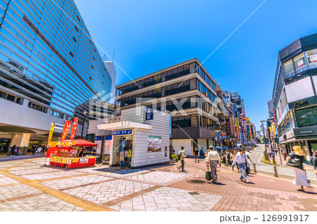 日本の横浜都市景観 相鉄横浜駅や横浜市営地下鉄横浜駅、パルナードSTなどを望む 126991917
