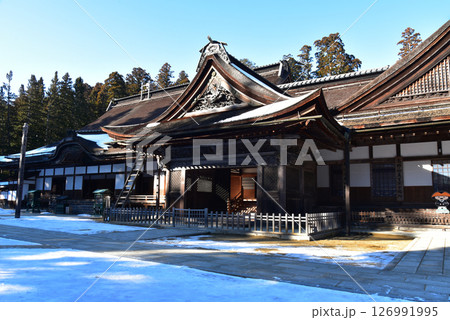 雪の降った高野山　金剛峯寺 126991995