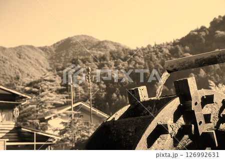 水車　荻町合掌造り集落　世界文化遺産　白川郷　茅葺 126992631