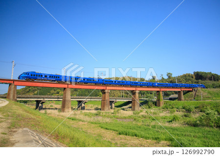 八坂川を渡る特急「ソニック」(30周年記念車) 八坂川を渡る特急「ソニック」(30周年記念車) 126992790