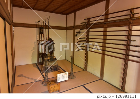 会津若松、会津武家屋敷、表玄関を入ってすぐ左、武具を揃えた槍の間を見る 会津若松、会津武家屋敷、表玄関を入ってすぐ左、武具を揃えた槍の間を見る 126993111