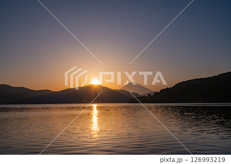 (神奈川県)元箱根湖畔から望む富士山 夕景 (神奈川県)元箱根湖畔から望む富士山 夕景 126993219