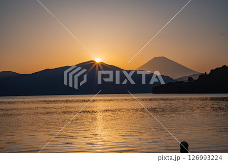 (神奈川県)元箱根湖畔から望む富士山 夕景 (神奈川県)元箱根湖畔から望む富士山 夕景 126993224