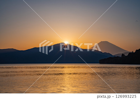 （神奈川県）元箱根湖畔から望む富士山　夕景 126993225