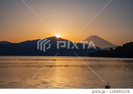 （神奈川県）元箱根湖畔から望む富士山　夕景 126993226