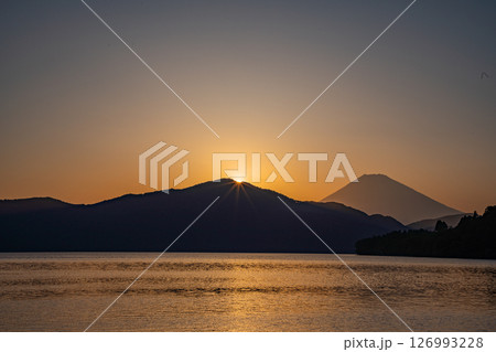 (神奈川県)元箱根湖畔から望む富士山 夕景 (神奈川県)元箱根湖畔から望む富士山 夕景 126993228