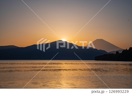 （神奈川県）元箱根湖畔から望む富士山　夕景 126993229