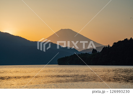 （神奈川県）元箱根湖畔から望む富士山　夕景 126993230