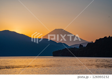 (神奈川県)元箱根湖畔から望む富士山 夕景 (神奈川県)元箱根湖畔から望む富士山 夕景 126993232