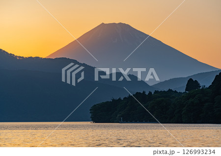 （神奈川県）元箱根湖畔から望む富士山　夕景 126993234