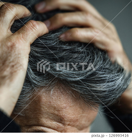 ストレスを抱えるシニア男性のクローズアップヘアショット 126993416