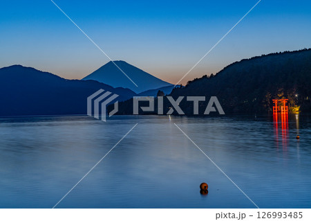 （神奈川県）元箱根湖畔から望む富士山　夕景 126993485