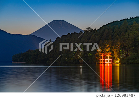 (神奈川県)元箱根湖畔から望む富士山 夕景 (神奈川県)元箱根湖畔から望む富士山 夕景 126993487