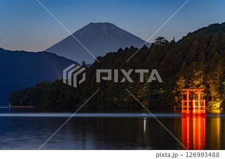 （神奈川県）元箱根湖畔から望む富士山　夕景 126993488
