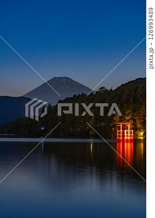 （神奈川県）元箱根湖畔から望む富士山　夕景 126993489