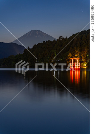 (神奈川県)元箱根湖畔から望む富士山 夕景 (神奈川県)元箱根湖畔から望む富士山 夕景 126993490