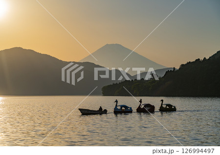 （神奈川県）夕闇迫る芦ノ湖・湖畔の情景　富士山 126994497