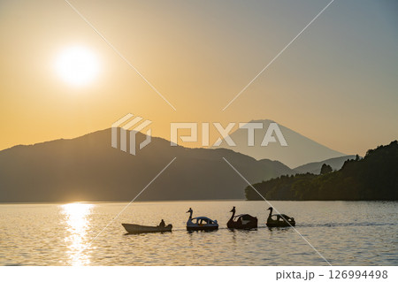 (神奈川県)夕闇迫る芦ノ湖・湖畔の情景 富士山 (神奈川県)夕闇迫る芦ノ湖・湖畔の情景 富士山 126994498