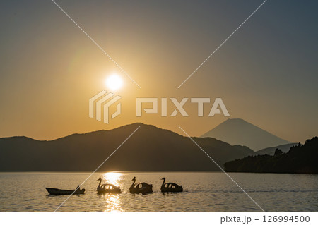 （神奈川県）夕闇迫る芦ノ湖・湖畔の情景　富士山 126994500