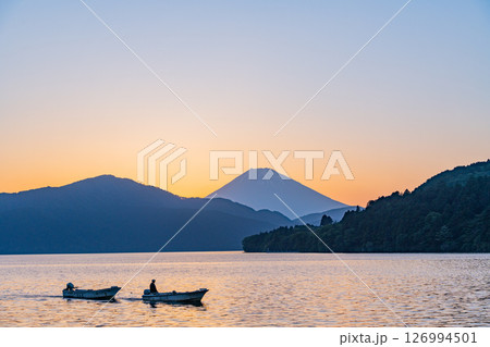(神奈川県)夕闇迫る芦ノ湖・湖畔の情景 富士山 (神奈川県)夕闇迫る芦ノ湖・湖畔の情景 富士山 126994501