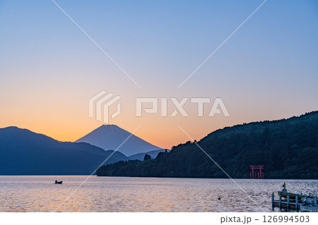(神奈川県)夕闇迫る芦ノ湖・湖畔の情景 富士山 (神奈川県)夕闇迫る芦ノ湖・湖畔の情景 富士山 126994503