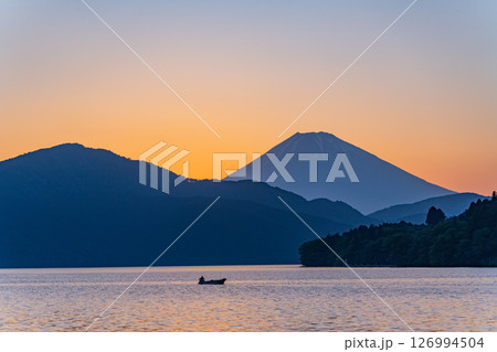 （神奈川県）夕闇迫る芦ノ湖・湖畔の情景　富士山 126994504