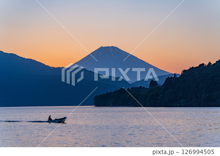 （神奈川県）夕闇迫る芦ノ湖・湖畔の情景　富士山 126994505
