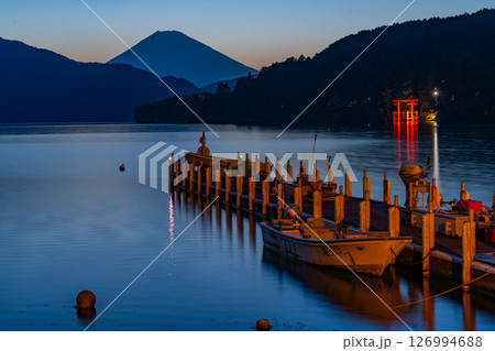 (神奈川県)夕闇迫る芦ノ湖・湖畔の情景 富士山 (神奈川県)夕闇迫る芦ノ湖・湖畔の情景 富士山 126994688