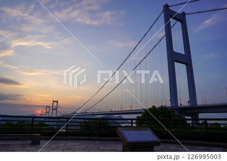 糸山公園から見る明け方の来島海峡大橋 糸山公園から見る明け方の来島海峡大橋 126995003