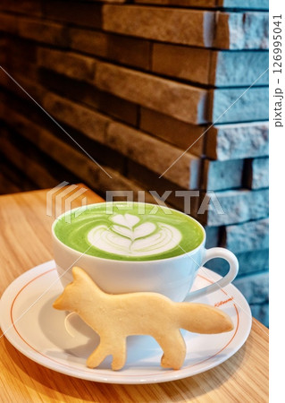 抹茶ラテとキツネ型クッキー 126995041