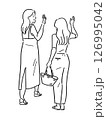 手を振り別れを告げる若い女性2人全身のイラスト 126995042