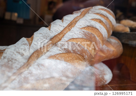 店頭に並んだフランスパン 126995171