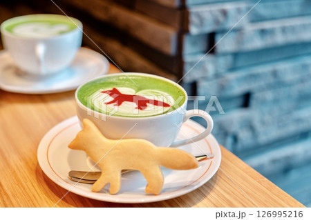 抹茶ラテに浮かぶ赤いキツネ 抹茶ラテに浮かぶ赤いキツネ 126995216