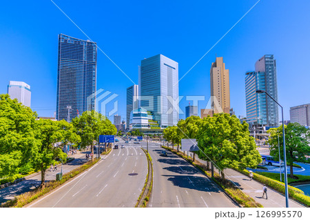 日本の東京都市景観 桜木町駅前のビル群や横浜市役所などを望む 126995570