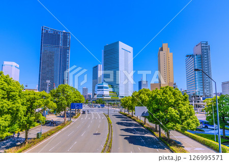 日本の東京都市景観 桜木町駅前のビル群や横浜市役所などを望む 126995571